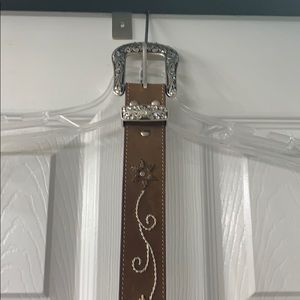 Brown western belt w/floral and rhinestone accent